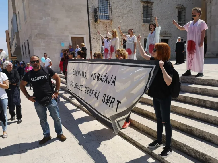'Hod za život' u Zadru protiv pobačaja, protuprosvjednici im poručili: 'Mar&scaron; iz moje vagine!'