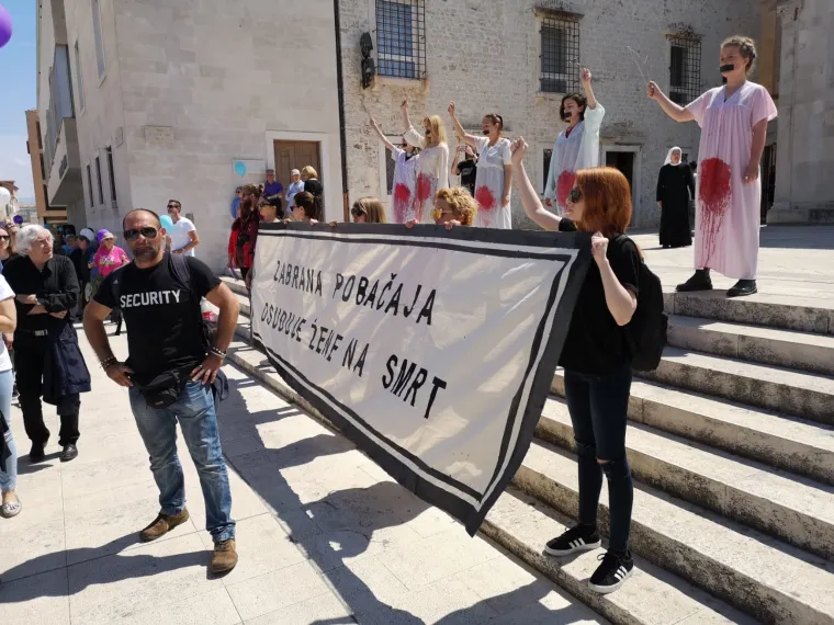 'Hod za život' u Zadru protiv pobačaja, protuprosvjednici im poručili: 'Mar&scaron; iz moje vagine!'