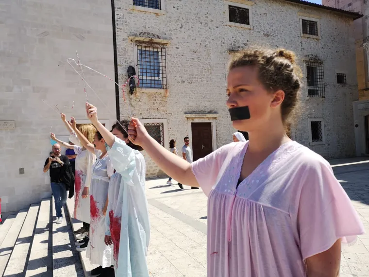 'Hod za život' u Zadru protiv pobačaja, protuprosvjednici im poručili: 'Mar&scaron; iz moje vagine!'