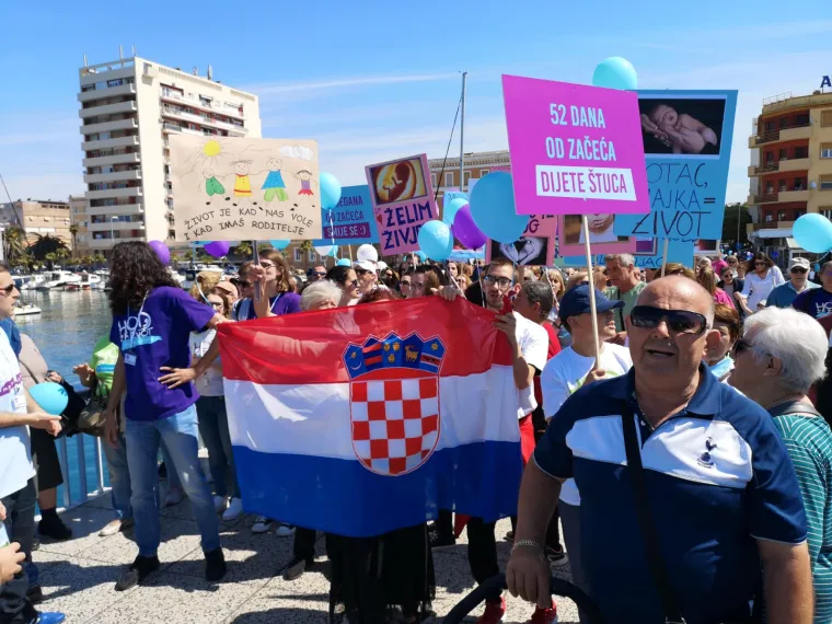 'Hod za život' u Zadru protiv pobačaja, protuprosvjednici im poručili: 'Mar&scaron; iz moje vagine!'