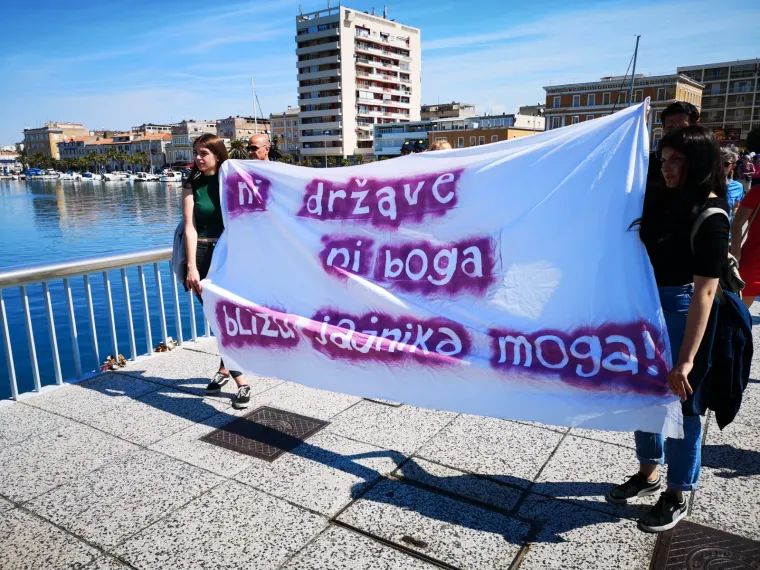 'Hod za život' u Zadru protiv pobačaja, protuprosvjednici im poručili: 'Mar&scaron; iz moje vagine!'