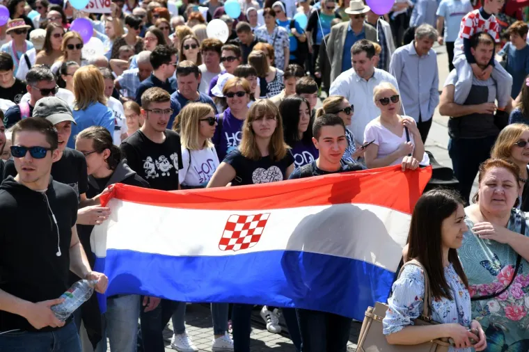 Održan Hod za život u Zagrebu: 'Za&scaron;titimo najugroženiju manjinu u Hrvatskoj &ndash; nerođenu djecu!'
