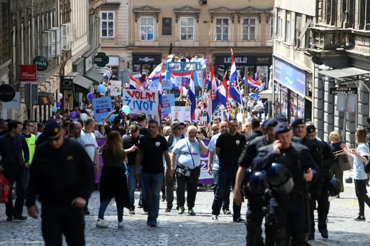 Održan Hod za život u Zagrebu: 'Za&scaron;titimo najugroženiju manjinu u Hrvatskoj &ndash; nerođenu djecu!'