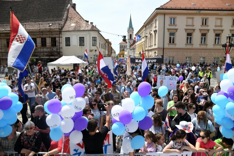 Održan Hod za život u Zagrebu: 'Za&scaron;titimo najugroženiju manjinu u Hrvatskoj &ndash; nerođenu djecu!'