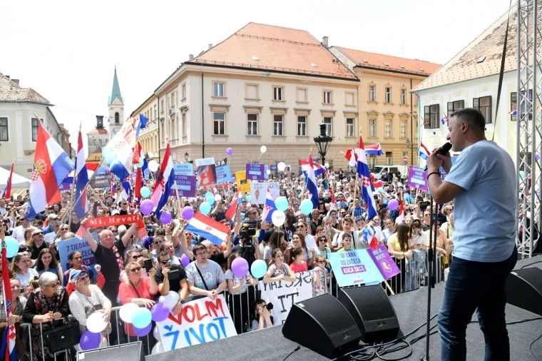 Održan Hod za život u Zagrebu: 'Za&scaron;titimo najugroženiju manjinu u Hrvatskoj &ndash; nerođenu djecu!'