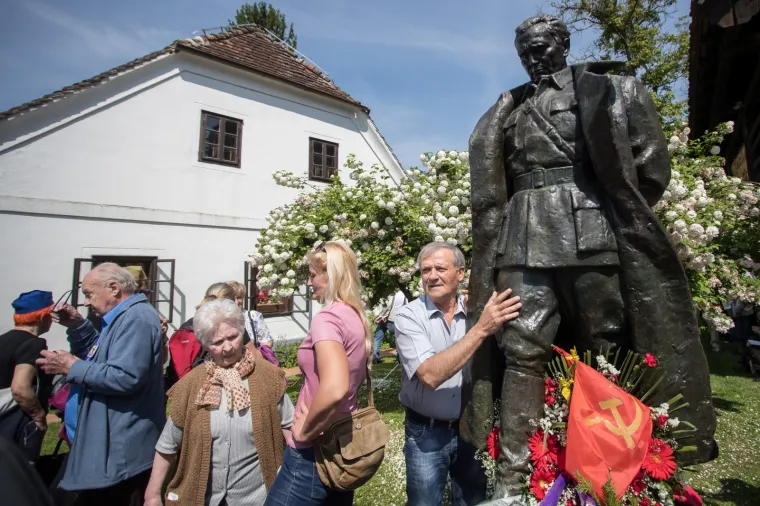 'Tito' i tisuće 'partizana' slave u Kumrovcu: Pjevaju se partizanske pjesme, vijore zastave Jugoslavije
