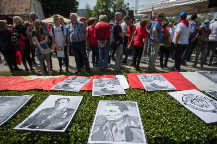 'Tito' i tisuće 'partizana' slave u Kumrovcu: Pjevaju se partizanske pjesme, vijore zastave Jugoslavije