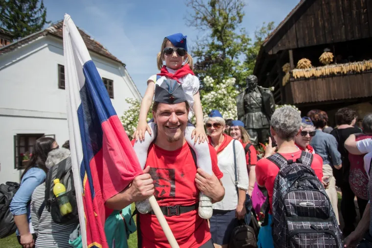 'Tito' i tisuće 'partizana' slave u Kumrovcu: Pjevaju se partizanske pjesme, vijore zastave Jugoslavije