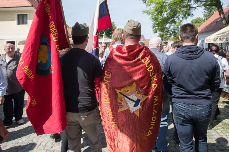 'Tito' i tisuće 'partizana' slave u Kumrovcu: Pjevaju se partizanske pjesme, vijore zastave Jugoslavije