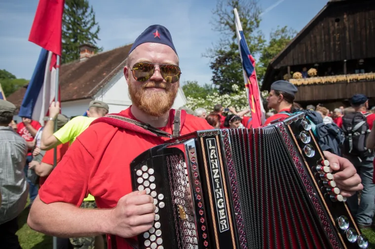 'Tito' i tisuće 'partizana' slave u Kumrovcu: Pjevaju se partizanske pjesme, vijore zastave Jugoslavije