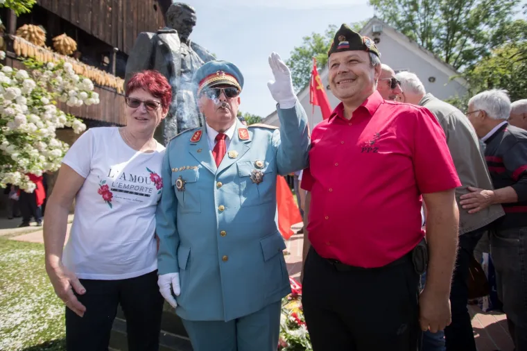 'Tito' i tisuće 'partizana' slave u Kumrovcu: Pjevaju se partizanske pjesme, vijore zastave Jugoslavije