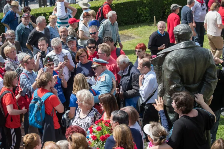 'Tito' i tisuće 'partizana' slave u Kumrovcu: Pjevaju se partizanske pjesme, vijore zastave Jugoslavije