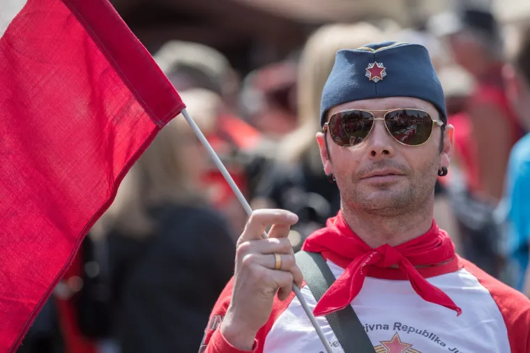 'Tito' i tisuće 'partizana' slave u Kumrovcu: Pjevaju se partizanske pjesme, vijore zastave Jugoslavije