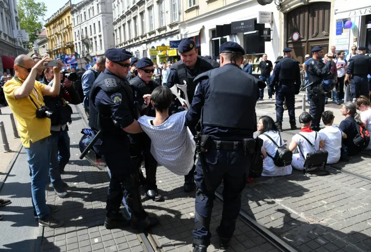 'Crveni otpor' protiv 'Hoda za život': Posvjednice u 'krvavim spavaćicama' policija strpala u marice!