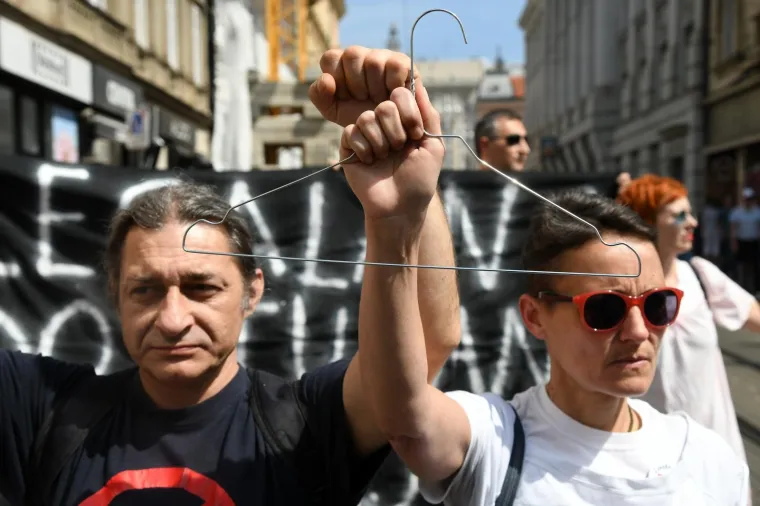 'Crveni otpor' protiv 'Hoda za život': Posvjednice u 'krvavim spavaćicama' policija strpala u marice!