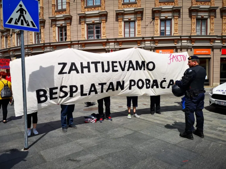 'Crveni otpor' protiv 'Hoda za život': Posvjednice u 'krvavim spavaćicama' policija strpala u marice!