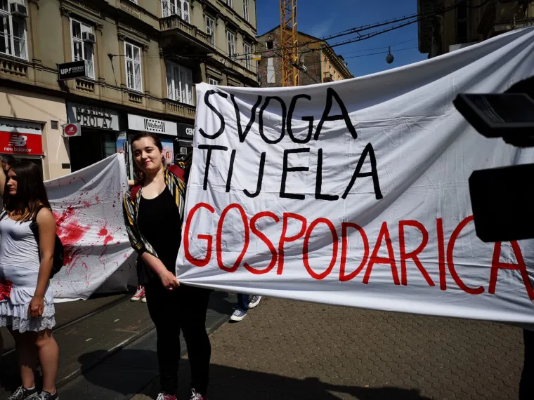 'Crveni otpor' protiv 'Hoda za život': Posvjednice u 'krvavim spavaćicama' policija strpala u marice!