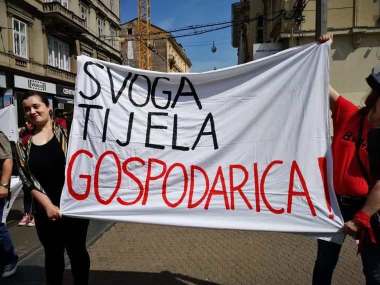 'Crveni otpor' protiv 'Hoda za život': Posvjednice u 'krvavim spavaćicama' policija strpala u marice!