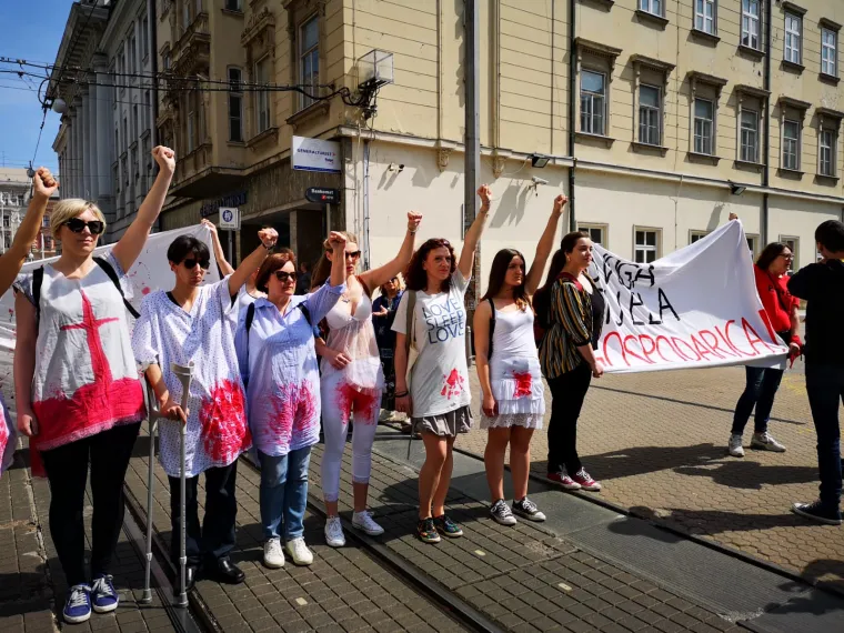 'Crveni otpor' protiv 'Hoda za život': Posvjednice u 'krvavim spavaćicama' policija strpala u marice!