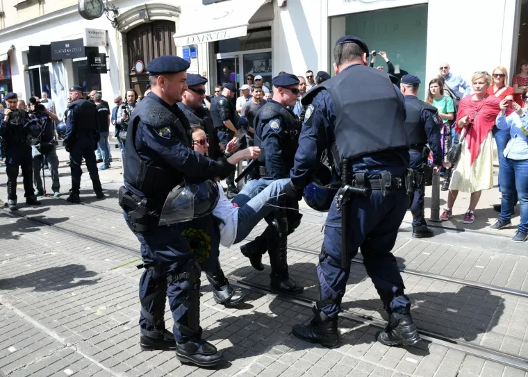 'Crveni otpor' protiv 'Hoda za život': Posvjednice u 'krvavim spavaćicama' policija strpala u marice!