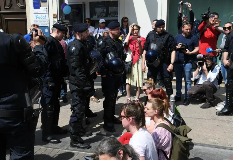 'Crveni otpor' protiv 'Hoda za život': Posvjednice u 'krvavim spavaćicama' policija strpala u marice!