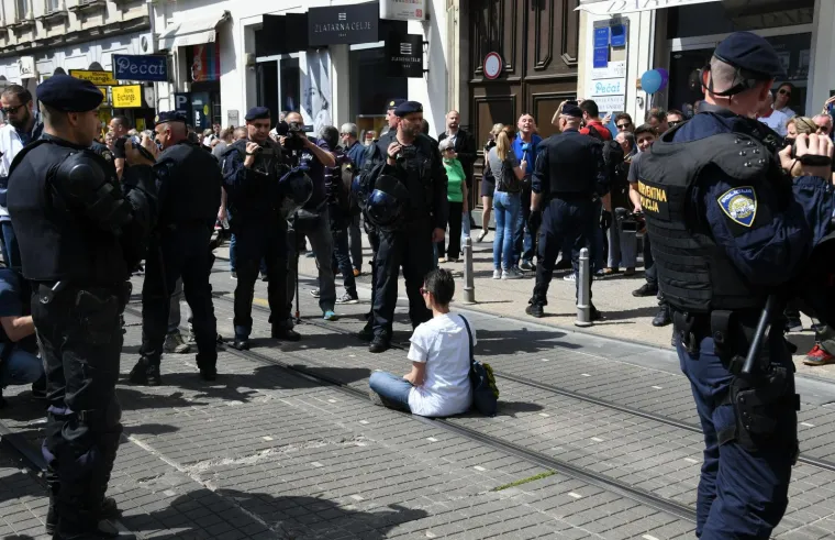 'Crveni otpor' protiv 'Hoda za život': Posvjednice u 'krvavim spavaćicama' policija strpala u marice!