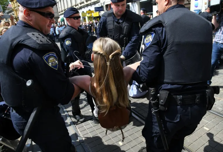 'Crveni otpor' protiv 'Hoda za život': Posvjednice u 'krvavim spavaćicama' policija strpala u marice!