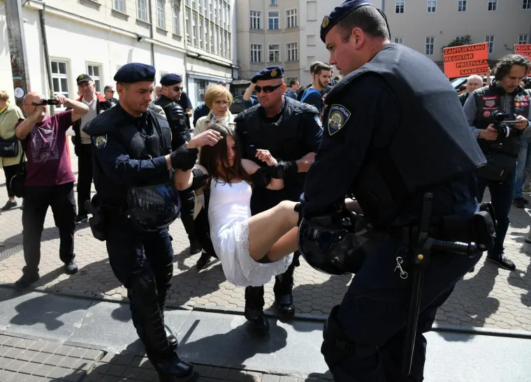 'Crveni otpor' protiv 'Hoda za život': Posvjednice u 'krvavim spavaćicama' policija strpala u marice!