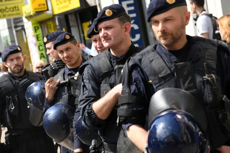 'Crveni otpor' protiv 'Hoda za život': Posvjednice u 'krvavim spavaćicama' policija strpala u marice!