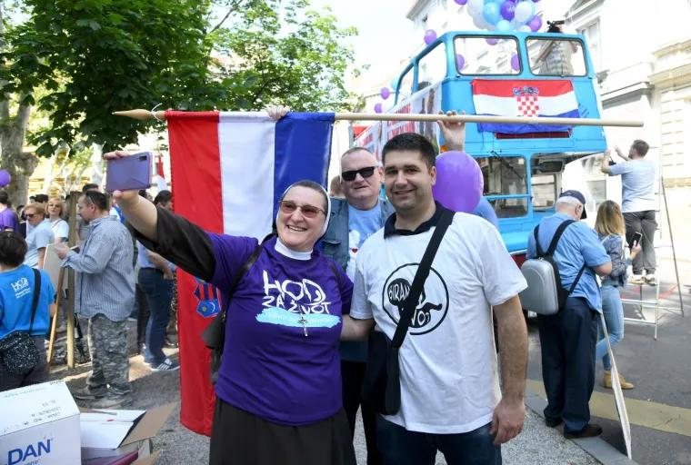 POČEO HOD ZA ŽIVOT: Okupljanje počelo na Zrinjevcu