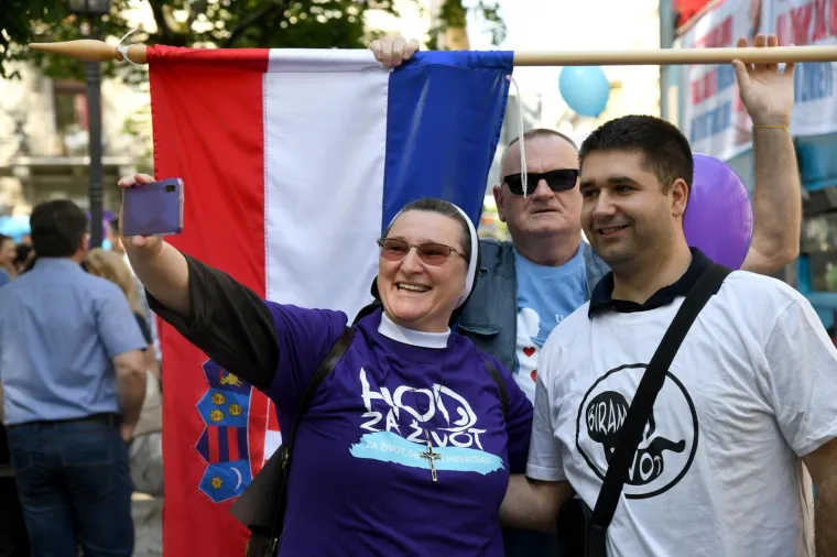 POČEO HOD ZA ŽIVOT: Okupljanje počelo na Zrinjevcu