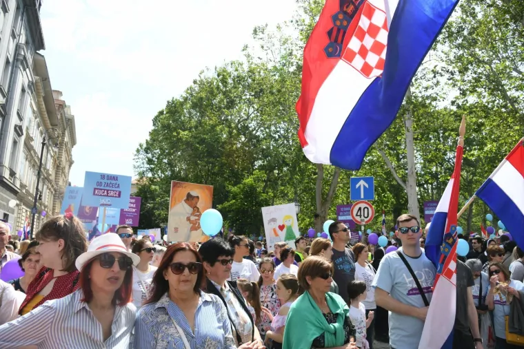 POČEO HOD ZA ŽIVOT: Okupljanje počelo na Zrinjevcu
