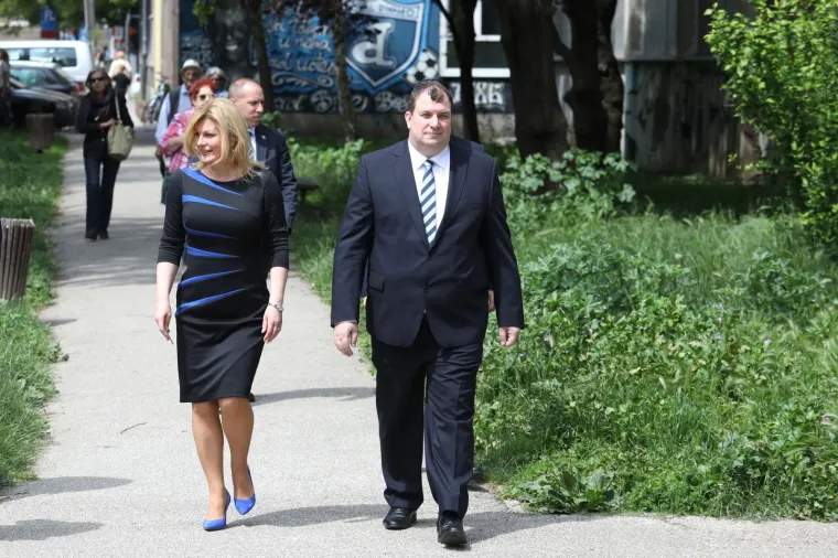 Predsjednica glasala u pratnji supruga Jakova: 'Ove biračke kutije kao da su iz 19. stoljeća!'