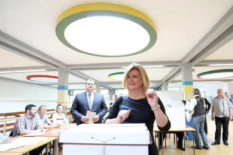 Predsjednica glasala u pratnji supruga Jakova: 'Ove biračke kutije kao da su iz 19. stoljeća!'