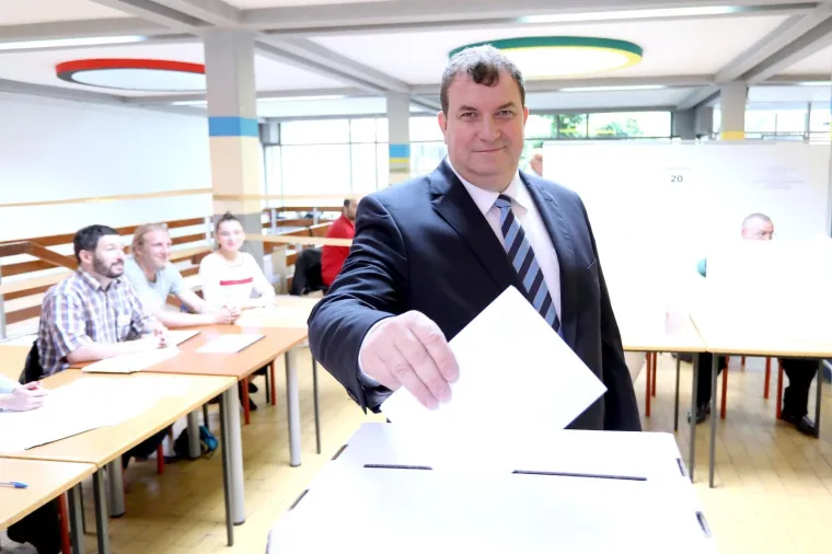 Predsjednica glasala u pratnji supruga Jakova: 'Ove biračke kutije kao da su iz 19. stoljeća!'