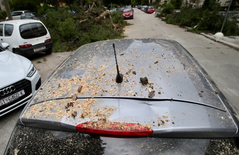 Opet 'kataklizma' u Splitu: Stabla noćas uni&scaron;tila automobile!