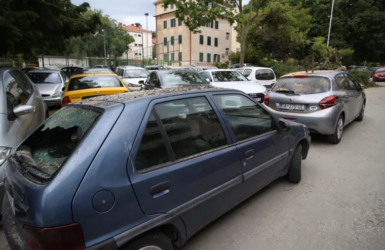 Opet 'kataklizma' u Splitu: Stabla noćas uni&scaron;tila automobile!