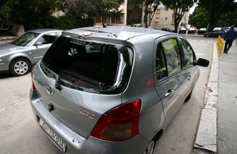 Opet 'kataklizma' u Splitu: Stabla noćas uni&scaron;tila automobile!
