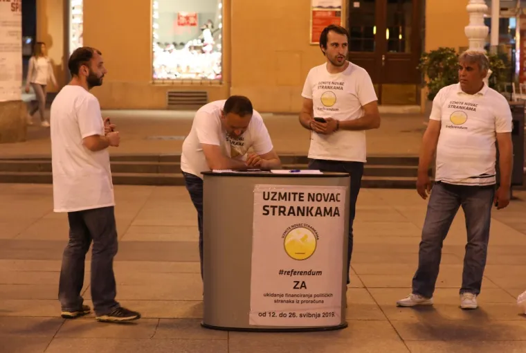 Živi zid u izbornoj noći prikuplja potpise za referendum o financiranju stranaka