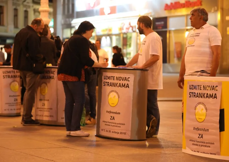 Živi zid u izbornoj noći prikuplja potpise za referendum o financiranju stranaka