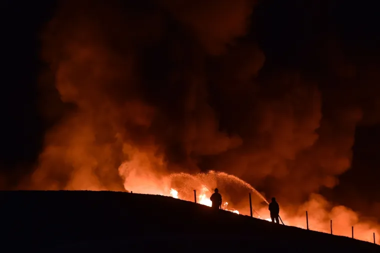 Vatrogasci cijelu noć vodili bitku s požarom na odlagalištu otpada kod Čakovca