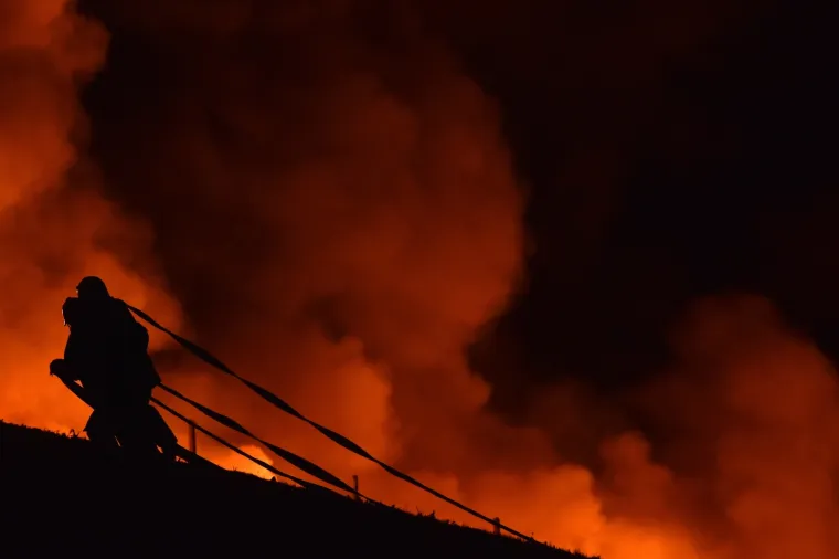 Vatrogasci cijelu noć vodili bitku s požarom na odlagalištu otpada kod Čakovca