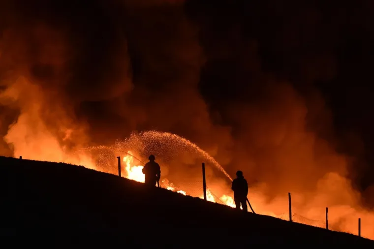 Vatrogasci cijelu noć vodili bitku s požarom na odlagalištu otpada kod Čakovca