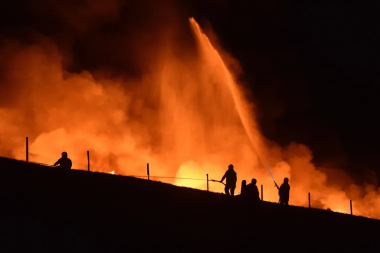 Vatrogasci cijelu noć vodili bitku s požarom na odlagalištu otpada kod Čakovca