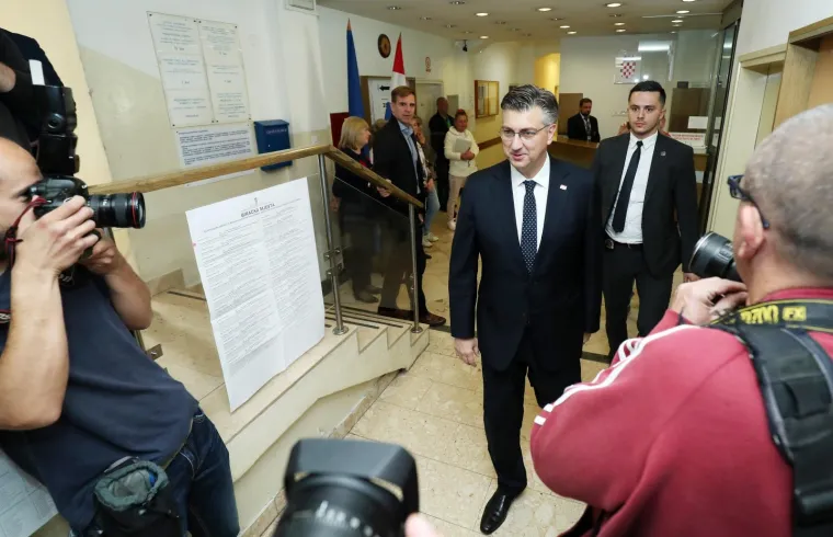 Iako je lista HDZ-a dobila najvi&scaron;e glasova, četiri mandata sigurno se ne mogu smatrati pobjedom. Predsjednik HDZ-a u samom je fini&scaron;u izgubio peti mandat za EU parlament i to od &ndash; Davora Bernardića. Plenković je na ove izbore i&scaron;ao s listom kojoj desna struja u stranci nije bila sklona kao ni mlađahnom nositelju Karlu Ressleru. Ovi rezultati u HDZ-u će se sigurno analizirati, a Plenkovićevi stranački oponenti koristit će ovaj rezultat u podrivanju njegove pozicije.