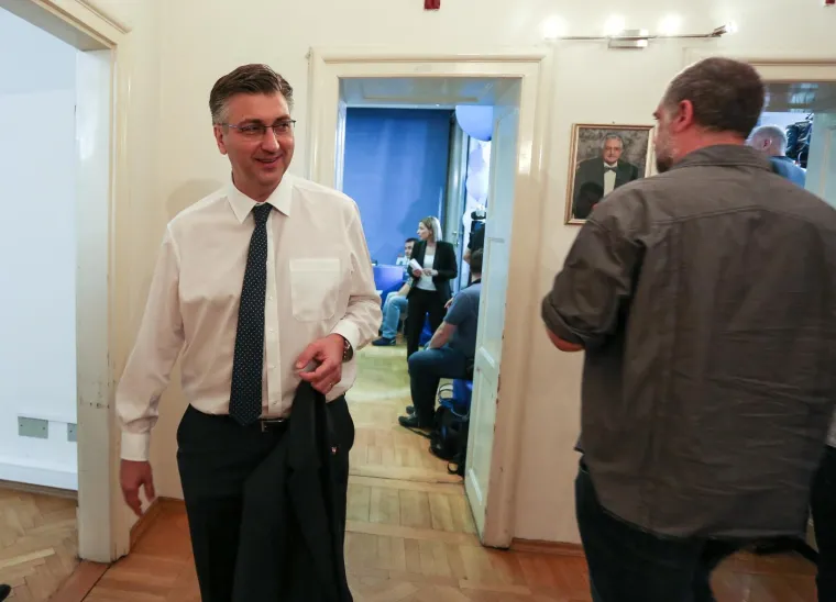 U stožeru HDZ-a jo&scaron; uvijek bez gužve: Plenković stigao dobro raspoložen i nasmije&scaron;en