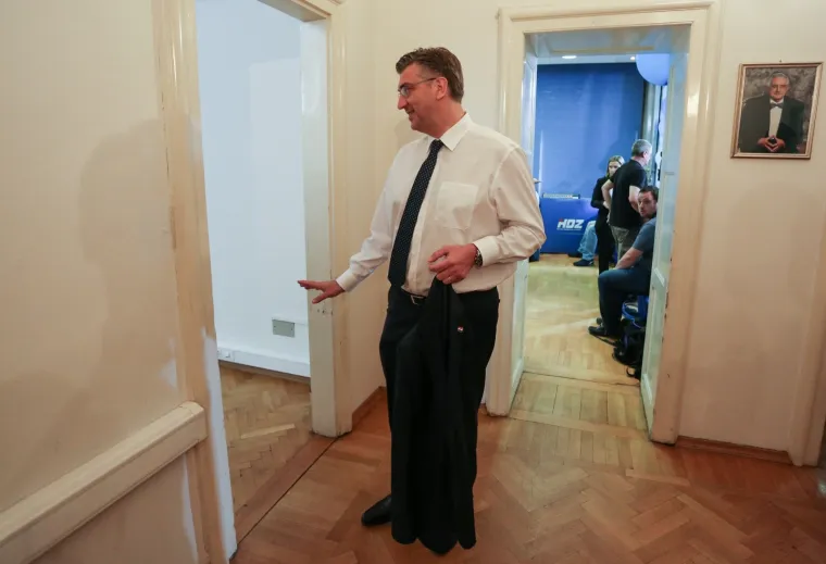 U stožeru HDZ-a jo&scaron; uvijek bez gužve: Plenković stigao dobro raspoložen i nasmije&scaron;en