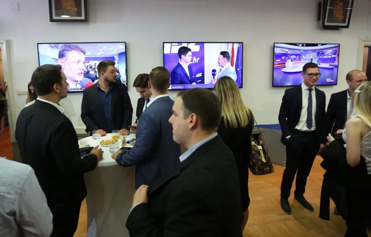 U stožeru HDZ-a jo&scaron; uvijek bez gužve: Plenković stigao dobro raspoložen i nasmije&scaron;en