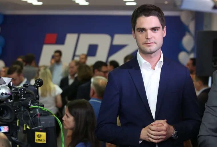 U stožeru HDZ-a jo&scaron; uvijek bez gužve: Plenković stigao dobro raspoložen i nasmije&scaron;en