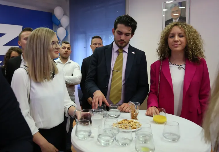 U stožeru HDZ-a jo&scaron; uvijek bez gužve: Plenković stigao dobro raspoložen i nasmije&scaron;en